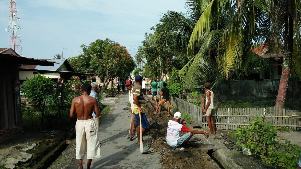gotong royong pemasangan PIPA INDUK AIR BERSIH.
